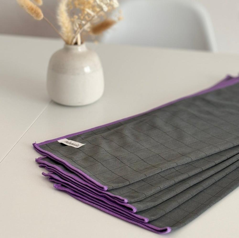 cinq chiffons minnaia sur une table de salle à manger