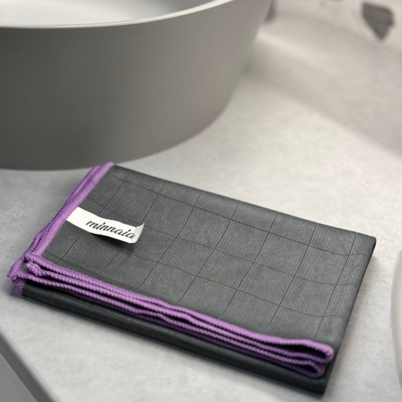 chiffon sur meuble de salle de bain